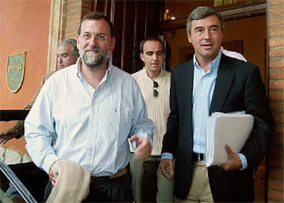 Mariano Rajoy y Ángel Acebes, a la salida de su reunión en el Parador de Tordesillas (Valladolid).
