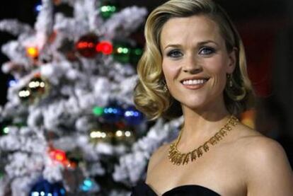 Reese Witherspoon posa con un árbol de Navidad.