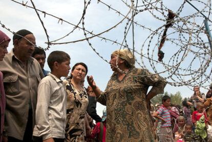 Un grupo de uzbekos aguarda en la frontera