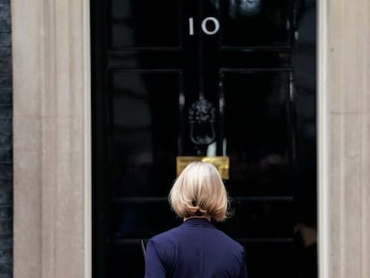 Liz Truss tras anunciar su dimisión como primera ministra británica este jueves en Downing Street, en Londres.