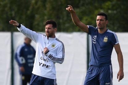 Lionel Messi y Lionel Scaloni, durante un entrenamiento de la selección argentina.