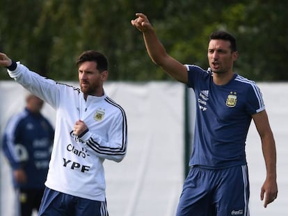Lionel Messi y Lionel Scaloni, durante un entrenamiento de la selección argentina.