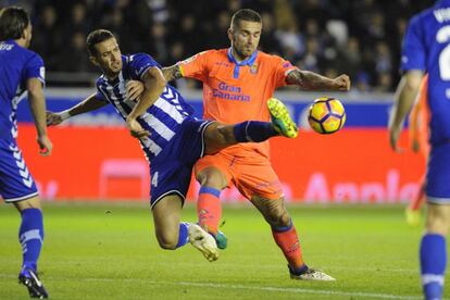 Feddal y Livaja se disputan el balón.