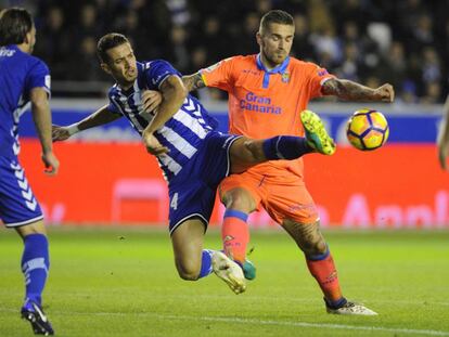 Feddal y Livaja se disputan el bal&oacute;n.