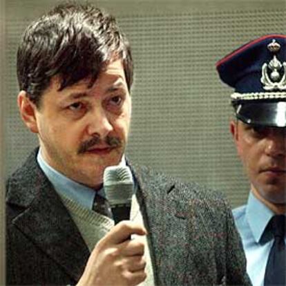 Marc Dutroux se dirige al tribunal tras un cristal de seguridad ayer en el Palacio de Justicia de Arlon.