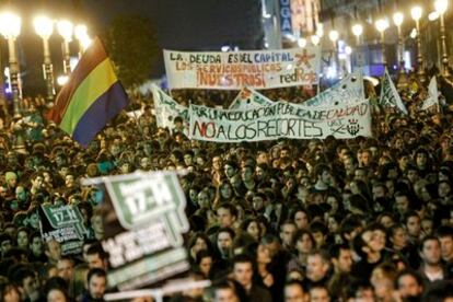 Miles de personas marchan desde Neptuno a Sol en apoyo a la Educación pública.