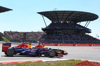 Sebastian Vettel y Mark Webber, en el circuito de Nürburgring en 2013, en el Gran Premio de Alemania de Fórmula 1, con sus monoplazas Red Bull.