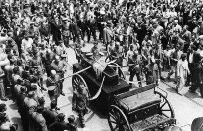 Sepelio del general Balmes en Las Palmas, el 17 de julio de 1936, presidido por Franco (detr&aacute;s del arm&oacute;n, el militar entre las autoridades civiles).  