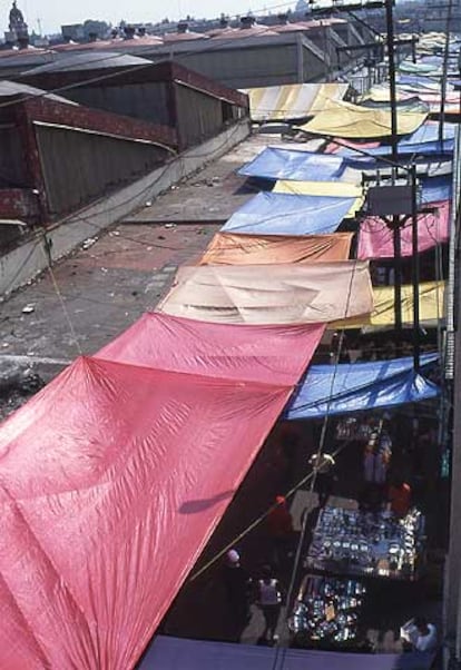 Una calle de Tepito, repleta de comercios callejeros.