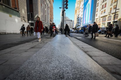 Madrid estrena este viernes la nueva Gran Vía, que cuenta con más espacio peatonal, nuevos semáforos, bancos de madera y de piedra y dos carriles menos para los coches.