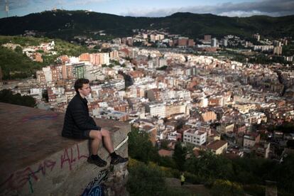 Un noi observa una vista panoràmica de Barcelona des del turó de la Rovira.