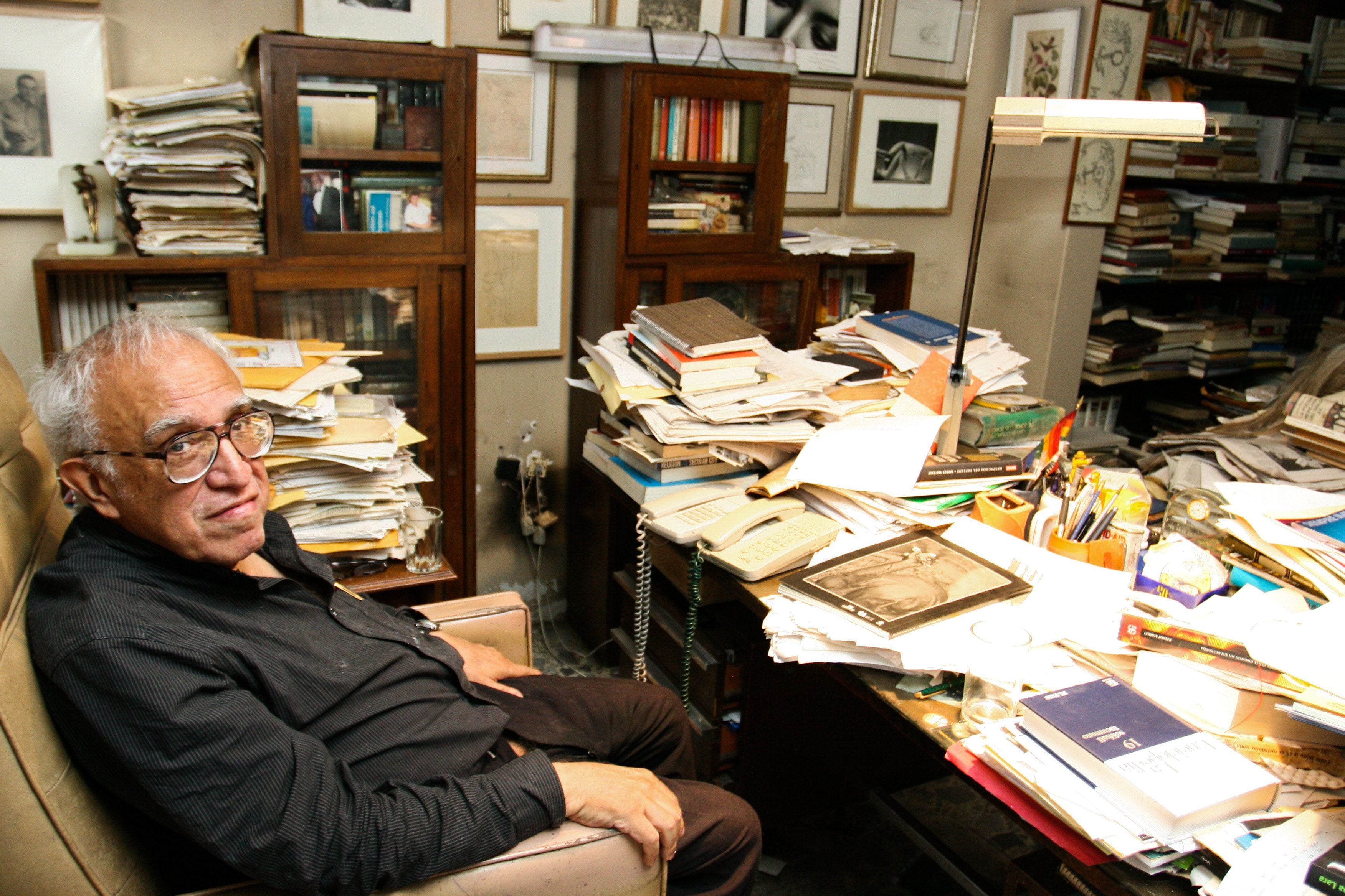 El FBI investigó al escritor Carlos Monsiváis al relacionarlo con los Black Panthers y el movimiento chicano