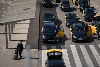 Taxis en la estación de Sants de Barcelona, en una imagen de archivo.