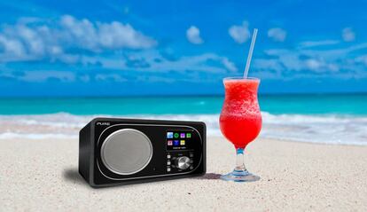 Escuchar la radio en la playa.