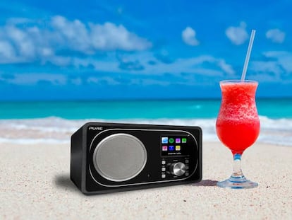 Escuchar la radio en la playa.