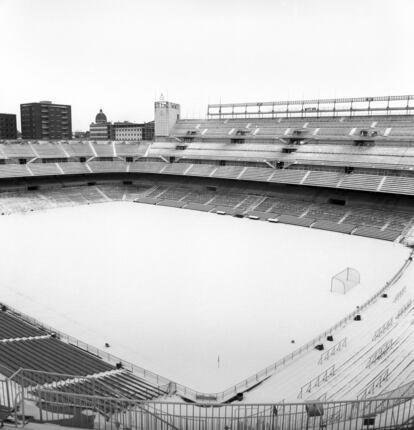 Aspecto que presentaba el estadio Santiago Bernabéu tras la intensa nevada caída en Madrid en enero de 1960.