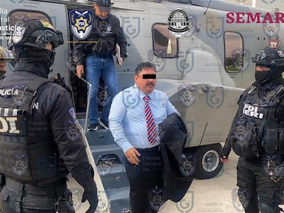 Uriel Carmona escoltado por la Policía de Investigación y militares, luego de su detención, el 4 de agosto.