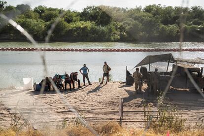 Personas migrantes en el río Bravo