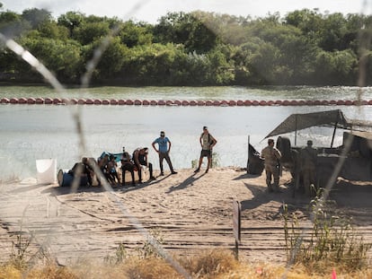 Personas migrantes en el río Bravo