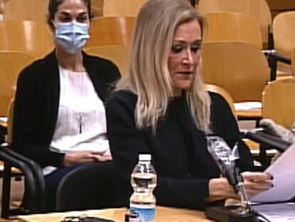 MADRID, 22/01/2021.- La expresidenta de la Comunidad de Madrid, Cristina Cifuentes, declara en el juicio que se sigue contra ella en la Sección 15 de la Audiencia de Madrid, como presunta inductora de la falsificación del acta que acreditaba que había defendido en 2012 un trabajo de fin de máster impartido por el Instituto de Derecho Público, asociado a la Universidad Rey Juan Carlos (URJC). EFE/ Audiencia Provincial /SOLO USO EDITORIAL/SOLO DISPONIBLE PARA ILUSTRA LA NOTICIA QUE ACOMPAÑA