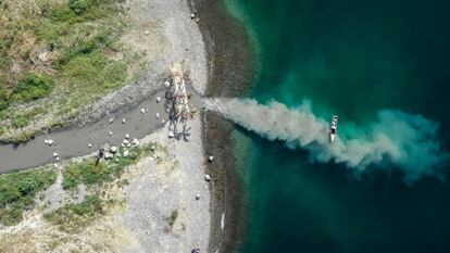 El lago Atitlán constituye la reserva de agua dulce más importante de la región. 300.000 habitantes, la mayoría indígenas mayas, viven en sus alrededores. Pero la contaminación se ceba con este recurso natural. La construcción de un megacolector que supuestamente limpiaría sus aguas enfrenta a una asociación con los vecinos, que consideran que la industria les va a arrebatar su bien más preciado.