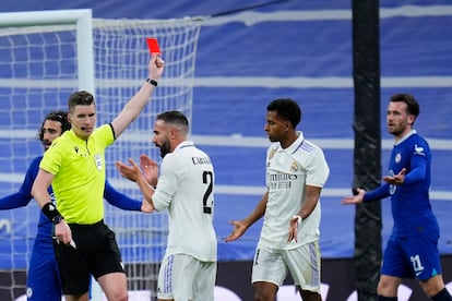 El colegiado Francois Letexier muestra la tarjeta roja a Ben Chilwell jugador del Chelsea.