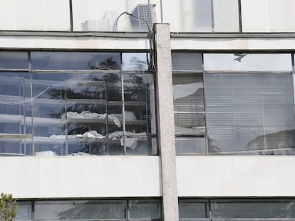 No se puede entrar al interior de la clínica, pero por la ventana se ve que en lencería nadie se encargó de quitar la ropa de cama que amarillea.