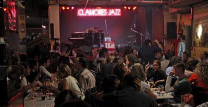 El público aguarda el comienzo de un concierto de Antonio Vega en 2008 en Clamores.
