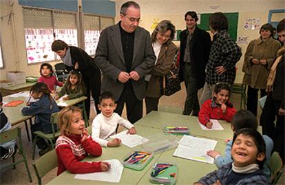 Un grupo de niños y niñas del colegio público Sant Cosme i Sant Damià ríen ante la inesperada visita.