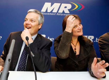 El líder del partido liberal francófono (MR), Didier Reynders, y la ministra saliente Sabine Laurelle, ayer.