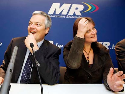 El líder del partido liberal francófono (MR), Didier Reynders, y la ministra saliente Sabine Laurelle, ayer.