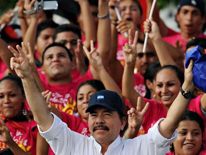 Ortega saluda a sus partidarios durante la celebración del 31º aniversario de la revolución sandinista.