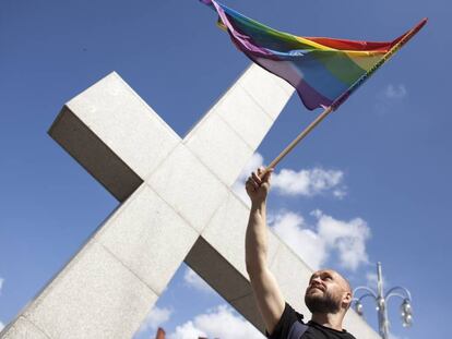 Un hombre ondea la bandera del arcoíris durante la primera manifestación LGTBI en Czestochowa, Polonia, el 8 de julio del año pasado. 