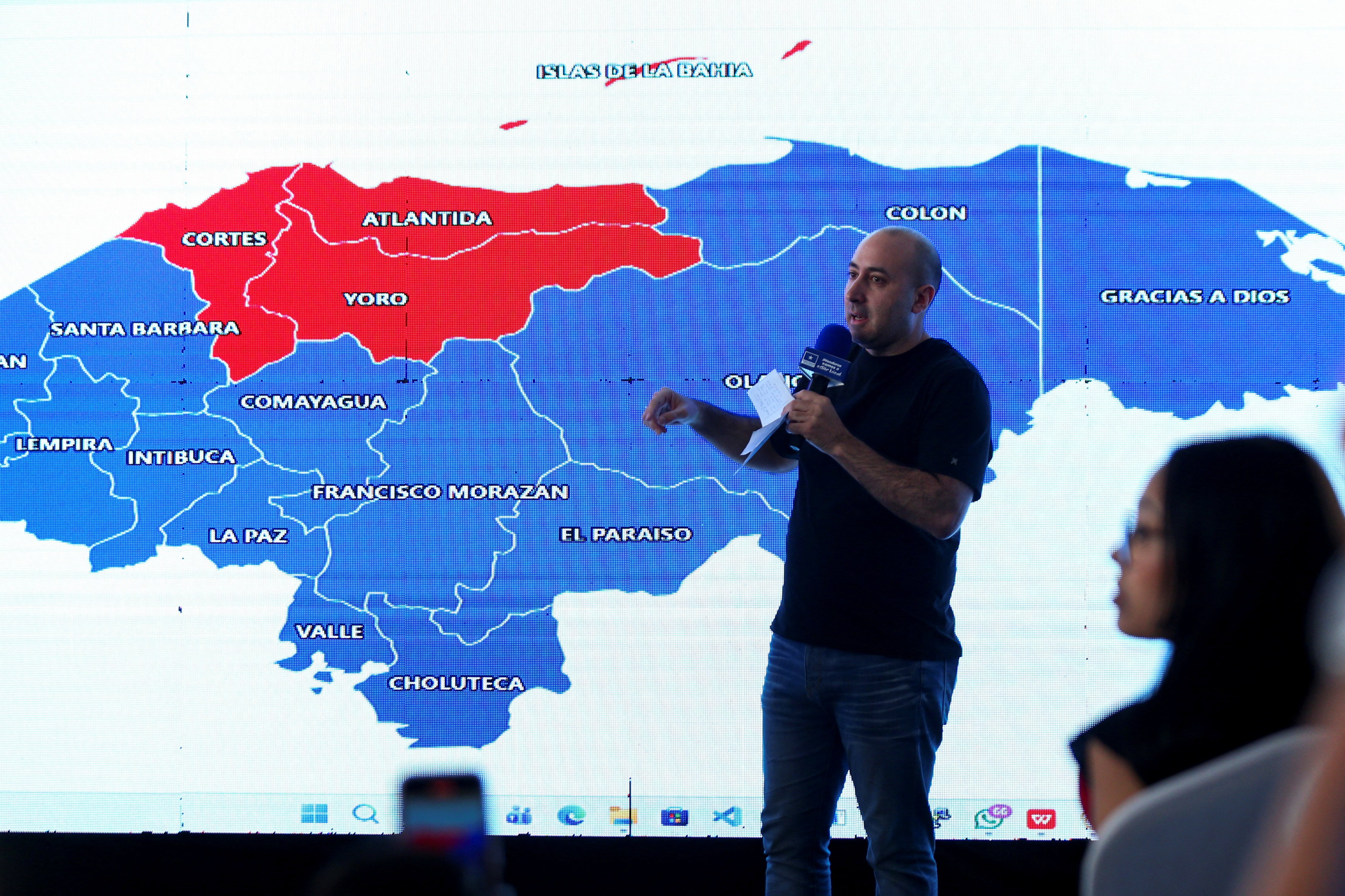 México expone el supuesto plan electoral del ultraderechista Fernando Cerimedo para “reventar” a la presidenta Sheinbaum