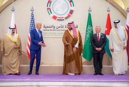 Joe Biden se dirige al príncipe heredero saudí, Mohamed Bin Salmán, en la cumbre de seguridad y desarrollo, en Yeddah el sábado.