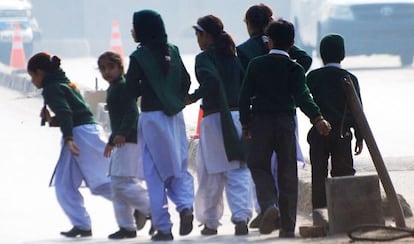 Un grupo de escolares de la escuela atacada en Peshawar (Pakist&aacute;n) se aleja del lugar del atentado.