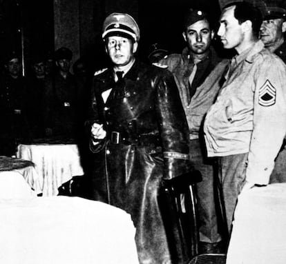 El oficial de las SS alemanas Walther Rauff, inventor de las cámaras de gas móviles, en 1945.