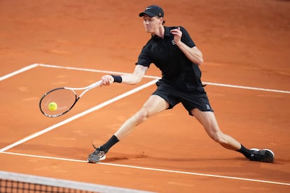 Sinner golpea la bola con su derecha este jueves en el Foro Itálico, en Roma, durante su partido ante Casper Ruud.