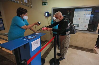 Desde ahora, las entradas adquiridas en taquilla también tienen un código de barras preparado para un lector electrónico con el que evitar el contacto físico.