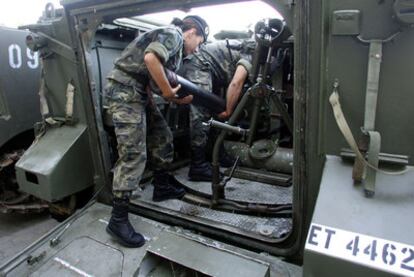 Una  militar, durante unas maniobras.