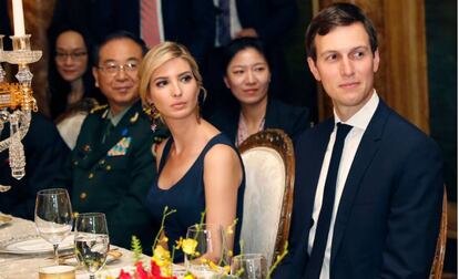 Ivanka Trump, junto a su marido Jared Kushner, a la derecha, durante la cena del presidente Trump con el líder chino.