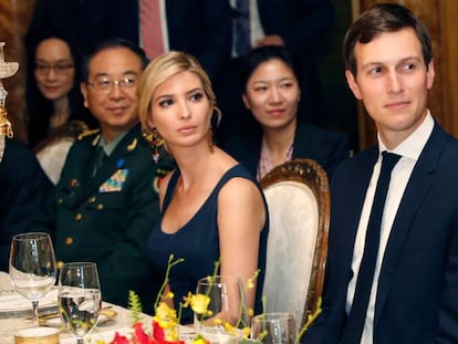 Ivanka Trump, junto a su marido Jared Kushner, a la derecha, durante la cena del presidente Trump con el l&iacute;der chino. 