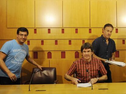 De izquierda a derecha, Patxi Lazcoz, Gorka Urtaran y Fernández de Pinedo.