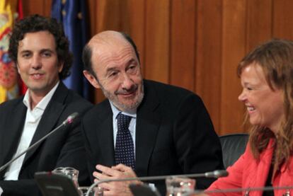 El vicepresidente Alfredo Pérez Rubalcaba, junto a la ministra de Sanidad, Leire Pajín, en un acto ayer en Madrid.