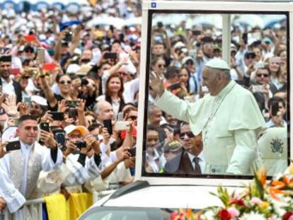 La multitudinaria misa de Medellín simboliza el desplazamiento hacia la periferia del centro geográfico y social del catolicismo