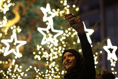 Una mujer libanesa musulmana toma en el centro de Beirut, Líbano.