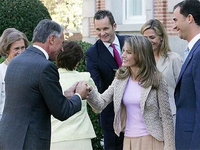 Doña Letizia saluda al presidente de Portugal con el resto de la familia real.