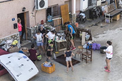 Vecinos de la localidad de Orihuela (Alicante), con sus pertenencias en la calle, tras cuatro días incomunicada.