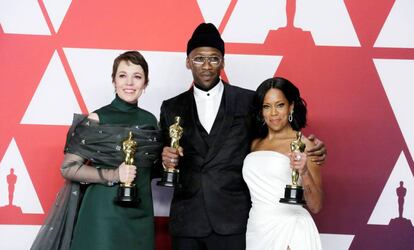 Desde la izquierda, la actriz Olivia Colman, premiada como mejor actriz por la película 'La Favorita'; el actor Mahershala Ali, ganador de la estatuilla a mejor actor secundario por 'Green Book', y la actriz Regina King, premiada con el galardón a mejor actriz secundaria por 'El blues de Beale Street', muestran sus galardones.