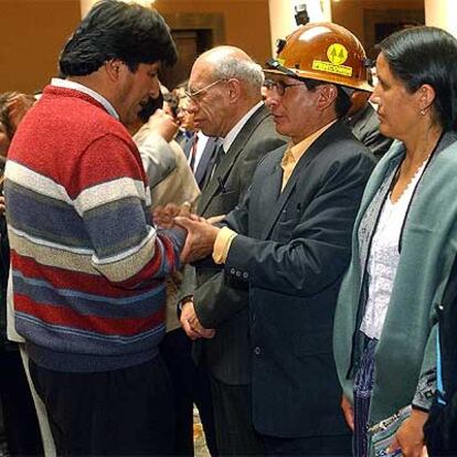 Evo Morales saluda a los nuevos ministros de Minería, Walter Villarroel, y de Justicia, Casimira Rodríguez.